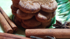 Cookies au gingembre quatre-épices et pigons de pin