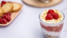 Verrine de cheesecake, compote rhubarbe et framboises