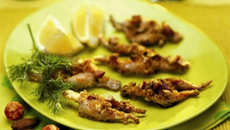 Cuisses de grenouilles au croustillant d'amandes et biscuits soufflés