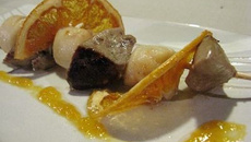 Assiettes terre-mer : brochettes de foie gras et st-Jacques au pomelo, cappuccino de langoustines au Floc de Gascogne et Tariquet