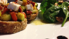 Tartines de légumes rôtis et fromage de chèvre