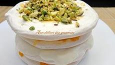 Mille-feuilles de meringue aux abricots et pistaches