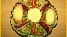 Salade au magret de canard et chèvre chaud