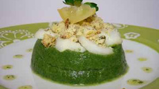 Effeuillé de cabillaud, purée verte et émiettée de crumble au citron confit et persil