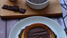 Flan de poire à la cannelle et sa sauce au chocolat chaud