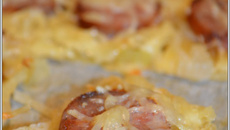 Bouchées feuilletées aux oignons, saucisses et fromage
