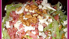 Salade de chou, noix, lardons, feta.