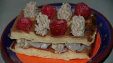 Millefeuille de gaufres à la frangipane parfumée à l'eau de rose, purée de litchis et framboises