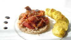 Aubergine à la tomate sur boulghour de sarrasin, tofinelle curry et sésame