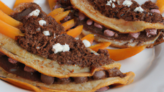 Chaussons de crêpes aux pêches et au chocolat