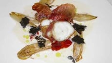 Lotte, un tronçon meunière en robe de jambon cru, feuille de romaine, une sauce créme à la truffe