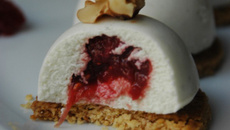 Dômes de roquefort et noix au cœur d'oignons confits à la framboise