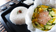 Papillote vapeur au saumon, courgettes & poivrons