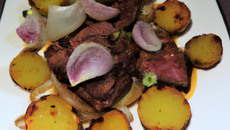 Oignons et pommes de terre rôtis au balsamique avec du filet mignon de porc
