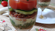 Verrines de tomates, concombre en tartare et faisselle au lait de brebis.