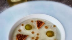 Gazpacho blanc, sphères au Floc de Gascogne et foie gras praliné