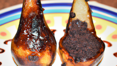 Poire brûlée nappée de chocolat