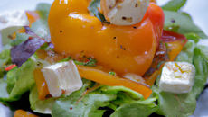 Salade de chèvre aux poivrons confits