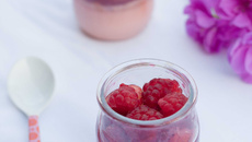 Petits pots de crème géranium et salade de fruits rouges