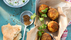 Bouchées à l'indienne et raïta de concombre