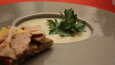 Potage de céleri-rave et foie gras