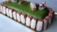 Bûche aux biscuits rose, pistache, griottes