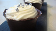 Délice de coques aux deux chocolats et à la mangue