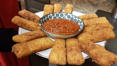 Frites de polenta et son coulis de tomates au basilic