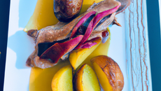 Canard grillé farci à l'olivade, pommes de terre et topinambours à la salardaise