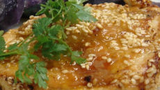 Filet de Pintade fermière des Landes grillé aux graines de sésame aux pommes vitelotte