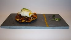 Tatin d'échalotes et carottes acidulées, œuf poché et copeaux d'appenzeller