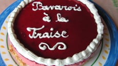 Bavarois aux fraises sur lit de biscuits à la cuillère