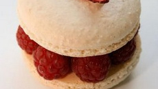 Macaron au chocolat blanc et aux framboises