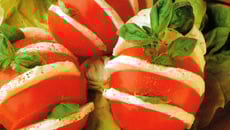 Salade tomate-mozzarella en éventail