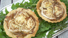 Tartelettes au confit d'oignons rouges et chèvre
