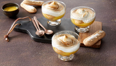 Tarte citron meringuée et biscuits cuillère en verrine