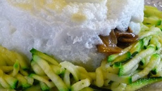 Œufs soufflés aux cèpes sur nid de courgettes