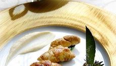 Ris d'agneau de lait du pays Basque rôti puis laqué, mousseline de céleri et pomme fondante farcie de cébettes étuvées