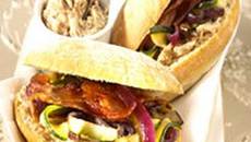 Pain bagnat aux rillettes, lard et légumes grillés