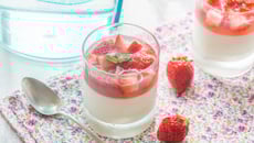 Panna Cotta et fraises en gelée
