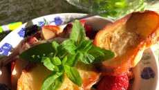 Salade de menthe et crostini de pain perdu aux fraises rôties