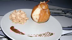 Poire rôtie, crème chantilly aux amandes grillées & chocolat fondant