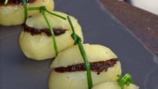 Petite bouchée festive de pomme de terre Princesse amandine® à la tapenade ou à la purée de truffe