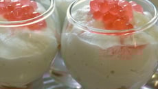 Verrine de chantilly au wasabi, saumon fumé et perles de Pamplemousse rose de Monin