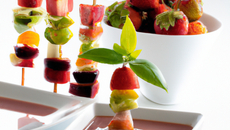 Brochette de fruits au sirop et sa soupe de fraise au basilic