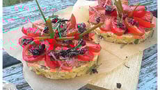 Tartines comme des tartelettes aux tomates