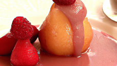 Poire pochée au cidre et aux framboises