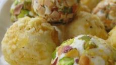 Billes de fromage de chèvre enrobées