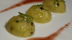 Ananas, fruits de la passion et coulis de fruits rouges