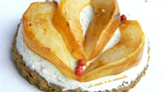 Poire rôtie déglacée à la bière blanche sur sablé aux noix et Chavignol frais